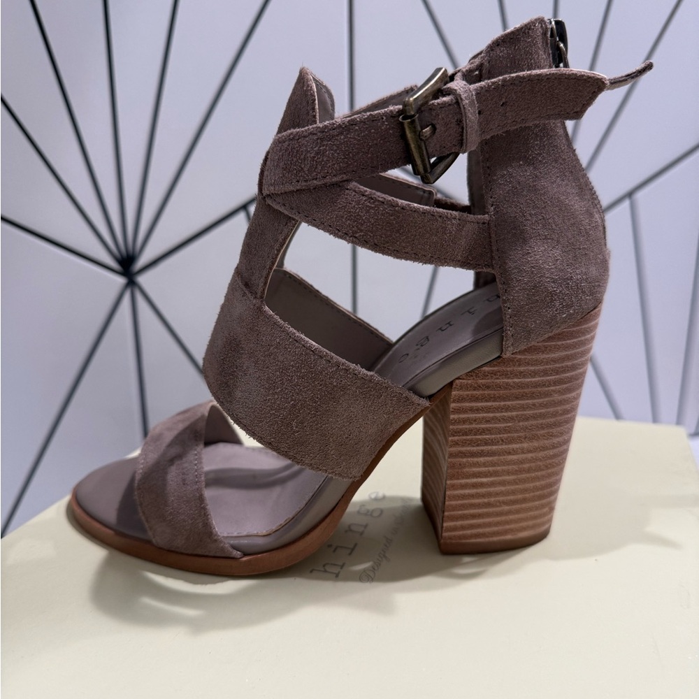 Size 4 women’s wedge heel